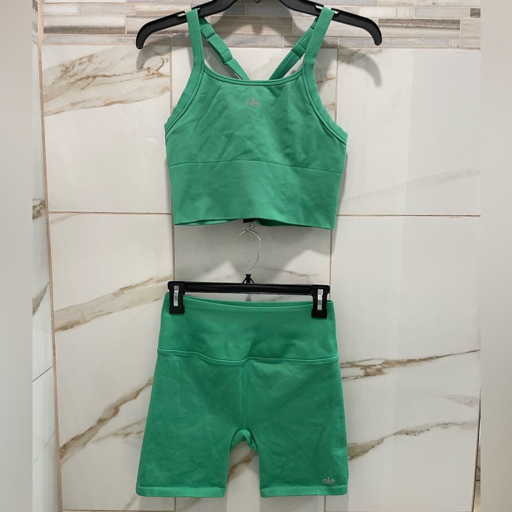 ALO set Seamless Ribbed Favorite Bra Tank+ seamless ribbed favorite shorts green - Picture 7 of 16